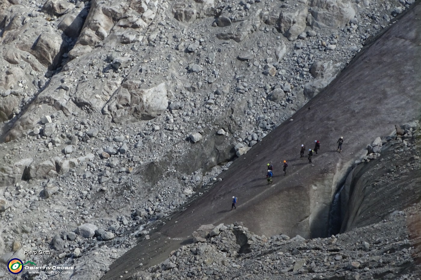 75 Escursionisti attrezzati in discesa al centro del fronte glaciale.JPG